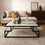 ΤΡΑΠΕΖΙ ΣΑΛΟΝΙΟΥ MAIA ΜΕ ΕΠΙΦΑΝΕΙΑ ΣΕ ΟΨΗ ΛΕΥΚΟΥ ΜΑΡΜΑΡΟΥ ΜΕ ΜΠΕΖ ΝΕΡΑ ΚΑΙ ΜΑΥΡΟ ΜΕΤΑΛΛΙΚΟ ΣΚΕΛΕΤΟ