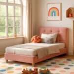 Μονό Κρεβάτι Blush  με Ταπετσαρία Ροζ – Κομψός και Λειτουργικός Σχεδιασμός